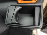 カップホルダーは運転席や助手席からちょうど手の届く位置です!!