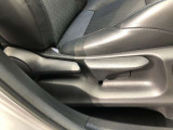 運転席シート座面は上下アジャスター付きです。お好みの位置に調整可能です。