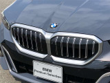 左右のキドニー・グリルの中心にはBMWのエンブレムが鎮座し、個性を放つデザイン性を兼ね備えました。