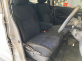 運転席、助手席です。座面も広くゆったりと座れてアームレストも付いているので重宝します。