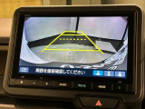 リバースギアに入れるだけで後方の表示へ切り替わります。夜間や雨の日の駐車も楽になりますよ。
