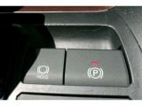 「P」ポジションに入れると自動で作動。「HOLD」スイッチを押し、システムONの状態にしておくことで、渋滞や信号待ちなどでブレーキを踏んで停車したときにブレーキを保持。アクセルを踏むと解除。