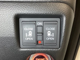 リアドアは乗り降りに便利な両側電動スライドドアです。また運転席に座っていながらスイッチ操作で自在にスライドドアを開け閉めできます。