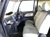 見通しのよいすっきりとした視界で、誰でも運転しやすいです。運転のしやすさは疲れにくさにも繋がりますよ♪