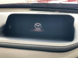 【8.8インチマツダコネクト】車内の雰囲気にマッチした大型のディスプレイ。スマホ接続でのナビ使用やBluetooth再生等、様々な機能が楽しめます。直感的なダイヤル操作が可能で、使い勝手も良好です。