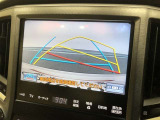 【バックガイドモニター】後方の映像をナビ画面に表示するだけでなく、ステアリング操作に連動して動くガイド線も同時に表示!予想進路の確認をしながら後退できるので便利です!