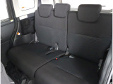 長時間の運転も疲れにくいフロントシート!体をしっかり支えてくれて運転がしやすい形状です!!後部座席もゆったり座れて足元のスペースも広々!ドライブの際は全員が窮屈な思いをせずにお楽しみいただけます!