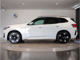 BMWではロングホイールベースの採用をしており、すべての車種に適用され、走行中の安定感の向上されております。また室内空間の広さにも貢献しております。