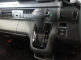インパネシフトだから視線の移動も少なく足元もスッキリ。運転席もゆったりしているのでゆとりを持ってドライブできますね。