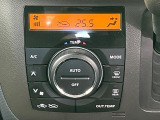 【オートエアコン】一度お好みの温度に設定すれば、車内の温度を検知し風量や温度を自動で調整。暑い&hellip;寒い&hellip;と何度もスイッチ操作をする必要はありません。快適な車内空間には必須の機能ですね♪