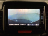 ギヤをR(バック)に入れるとナビの画面に後ろの映像が映るリアカメラ付です。後退時、コンディションが悪い視界でもカラーバックモニターがドライバーをサポートします。