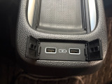 リア席にもUSBジャックを搭載充電可能です!