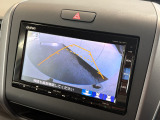 リバース連動のリアカメラを標準装備、ステアリング感応型ガイドラインが車庫入れを支援してくれます