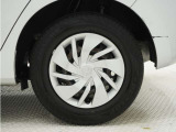 ◆純正ホイール装着車◆シンプルなデザインのホイールキャップ付きです。