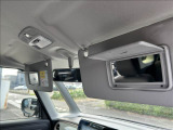 運転席と助手席の両側にミラーが付いています。