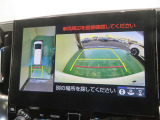 パノラミックビューモニター搭載。カメラで車両周囲の状況を映し出すため、狭い場所での駐車などに役立ちます。