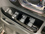 ハンドルの右側に電動格納付きパワーミラーの操作スイッチがついています。左右のサイドミラーの角度調節も微調整ができて便利です。パワーウインドウは運転席でドア4枚とも上下の操作ができるようになっています。