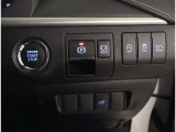 お車のキーはスマートキーです。キーを身につけた状態で車に近づき、ドアロックの解錠や施錠操作が出来ます。雨の日など両手がふさがっている時など、とっても便利ですね。