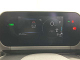 一目で今出ている速度が分かるデジタルメーターを採用しており、うっかりのスピード超過も減りますよ