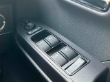 運転席ドアのウインドウ操作スイッチです。すべてのウインドウの開閉操作が可能です。また、ドアミラーはオート開閉なので、ドアロックで自動で閉じ、エンジンスタートで自動で開きます。