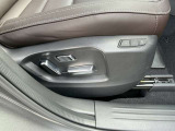 運転席はシートポジションメモリー付きの10wayパワーシート。シートのスイッチに2つ、2つのキーにそれぞれ1つずつの計4つのポジションをメモリー可能です。