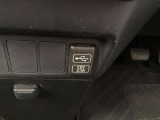 こちらのクルマはUSB接続コネクタも装備されています♪スマホの充電などにお使い下さい。ご旅行中での充電切れも、これなら心配いりませんね!