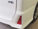 コーナーセンサーを車の前後に装備!障害物までの距離に応じて警告音を変えてお知らせ。縦列駐車時や駐車場・車庫などでの取り回しをサポートします。詳細は販売店スタッフまでお尋ねください。