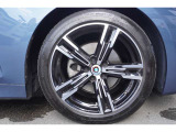 BMW純正アロイホイールを装備しております☆お問合せ(無料ダイヤル)0078-6002-613077迄お待ちしております。大阪府吹田市芳野町5-55 毎水曜、第二火曜日定休 営業時間10:00〜18:00