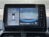 アラウンドビューモニター搭載。上から見下ろしたように液晶に映るのでスムーズな駐車をサポートします。