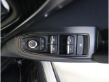 運転席には、ドアミラーの開閉および角度調整、集中ドアロック機能、さらには全ウィンドーの開閉操作を可能にするスイッチが一つに集約。運転中でもスムーズかつ効率的に操作でき、安全性と快適性に役立っています。