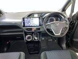 運転席周りのレイアウトをご覧ください。ナビゲーションが綺麗に装着されすっきり収まってますね!