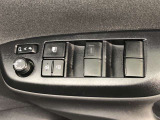 パワーウィンドのスイッチです。運転席に座りながら、助手席や後席の窓を開け閉めできるので大変便利ですよ。