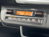 【オートエアコン】一度お好みの温度に設定すれば、車内の温度を検知し風量や温度を自動で調整。暑い&hellip;寒い&hellip;と何度もスイッチ操作をする必要はありません。快適な車内空間には必須の機能ですね♪