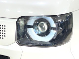 【LEDヘッドライト】悪天候や夜間走行時も良好な視界を確保し安心して運転できる高輝度LEDヘッドライトを装備!点灯速度が早く、消費電力も抑えられています。