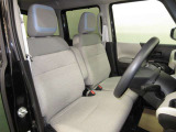 ドライバー目線で、使いやすく安全操作性と良好な視界を実現した運転席です。