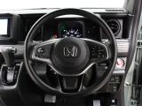 【運転席まわり】Honda独自の設計思想に基づき、自然に手を伸ばした先に操作したいものがあるようレイアウトを追求 !