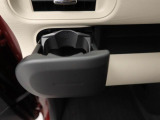 カップホルダーは運転席や助手席からちょうど手の届く位置です!!