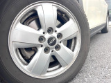 ●純正15インチアルミホイール:輸入車ならではの卓越した走りを支えるホイールと足回りです!日本車の走りに慣れている方にもぜひ体感して頂きたいほど、高いレベルでまとまっています!