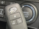 【キーフリーシステム】カバンやポケットに入れたままでもドアの施錠・解錠が可能なスマートキーを装備。エンジンのオン・オフ時もカギを取り出す必要が無いからとっても便利です♪