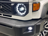 【LEDヘッドライト】悪天候や夜間走行時も良好な視界を確保し安心して運転できる高輝度LEDヘッドライトを装備!点灯速度が早く、消費電力も抑えられています。