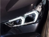 BMWの伝統の丸目4灯ヘッドライトでございます。LEDライトで視認性もよく明るく安全性の向上につながります。