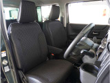 【清潔感のある運転席&助手席】隅々までクリーニングの行き届いた運転席&助手席。目立ったシミや汚れ等もございません。快適なドライブをどうぞ。