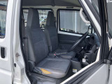 ヘッドレスト一体型の運転席・助手席シート。シートカバーや座面補修のご用命も承ります。