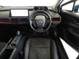 革巻きステアリングで快適な操作性の運転席です。