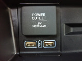 12V電源ソケットを設置しております。周辺機器の充電にご利用頂けます。便利な充電用USBジャックも付いています。