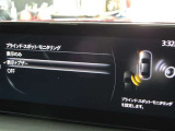 BSMは、車線変更時における運転者の後方確認を支援するシステムです。自車の後方から接近する車両を検知すると、接近表示灯(ミラーに設置)         と警報音で運転者に危険を知らせます。
