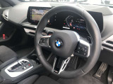【ハンドル】ドライバーとBMW車の一体感がダイレクトに伝わるステアリングホイール。形状・太さへの拘りに加えて、操作性を高める為にスイッチ類も配置。クイックかつ安定のドライビングを体感下さい!