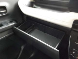 助手席側のグローブボックスです。