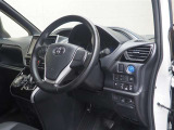 運転席の様子です。見通しの良いすっきりとした内装で、運転しやすい空間となっております。