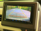 【バックカメラ】駐車時に後方がリアルタイム映像で確認できます。大型商業施設や立体駐車場での駐車時や、夜間のバック時に大活躍!運転スキルに関わらず、今や必須となった装備のひとつです!